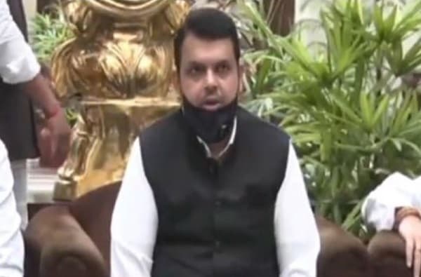 आपआपसात मारामाऱ्या करा, पण लोकांचा फायदा करा : देवेंद्र फडणवीस