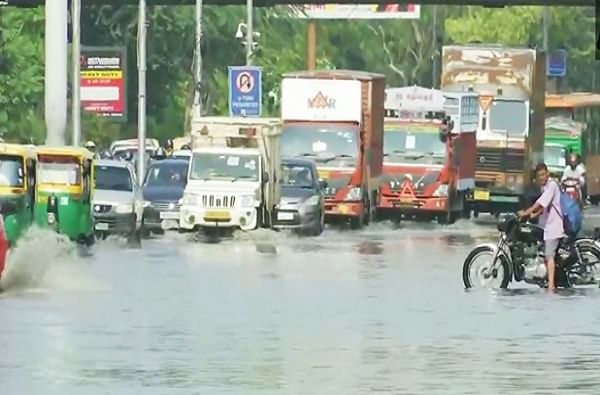 Flood Updates | उत्तर भारतात पुराचा कहर, आसाममध्ये 84 जणांचा मृत्यू, बिहारमध्ये वीज पडून 10 बळी Flood Updates | उत्तर भारतात पुराचा कहर, आसाममध्ये 84 जणांचा मृत्यू, बिहारमध्ये वीज पडून 10 बळी