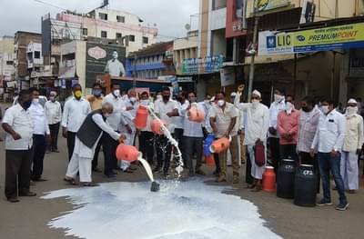 LIVE: दूध दरासंदर्भात उद्या मंत्रालयात बैठक, शेतकरी संघटनांसोबत चर्चा होणार
