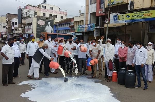 दूध उत्पादकांचा 1 ऑगस्टपासून राज्यव्यापी एल्गार, शेतकरी संघर्ष समितीची घोषणा