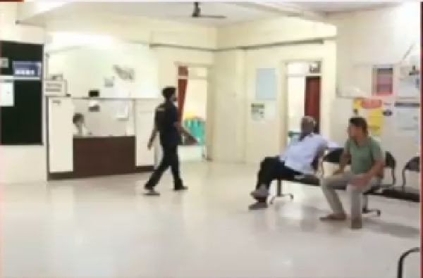 पुण्यातील जम्बो कोव्हिड सेंटरमध्ये 50 ऑक्सिजन बेड तयार, नवीन रुग्णांना प्रवेश सुरु पुण्यातील जम्बो कोव्हिड सेंटरमध्ये 50 ऑक्सिजन बेड तयार, नवीन रुग्णांना प्रवेश सुरु