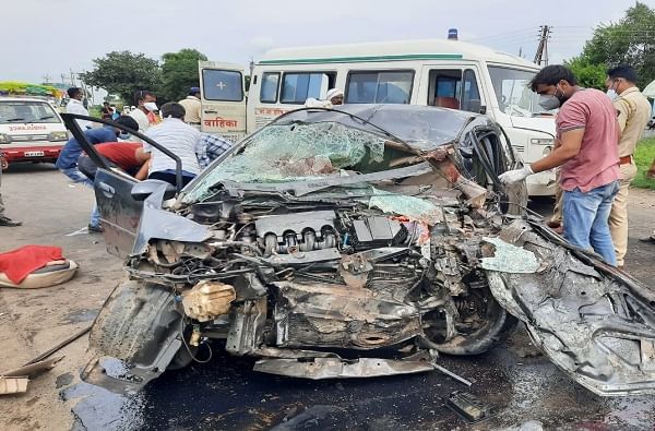 Akola accident | अकोल्यात होंडा सिटी आणि ट्रकची धडक, पती-पत्नीसह दोन चिमुकल्यांचा मृत्यू