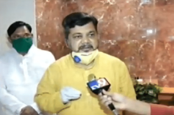 स्वत:चे अपशय झाकण्यासाठी विरोधकांची मुस्कटदाबी, पण कोंबडं झाकलं तरी सूर्य उगवणारच : प्रविण दरेकर स्वत:चे अपशय झाकण्यासाठी विरोधकांची मुस्कटदाबी, पण कोंबडं झाकलं तरी सूर्य उगवणारच : प्रविण दरेकर