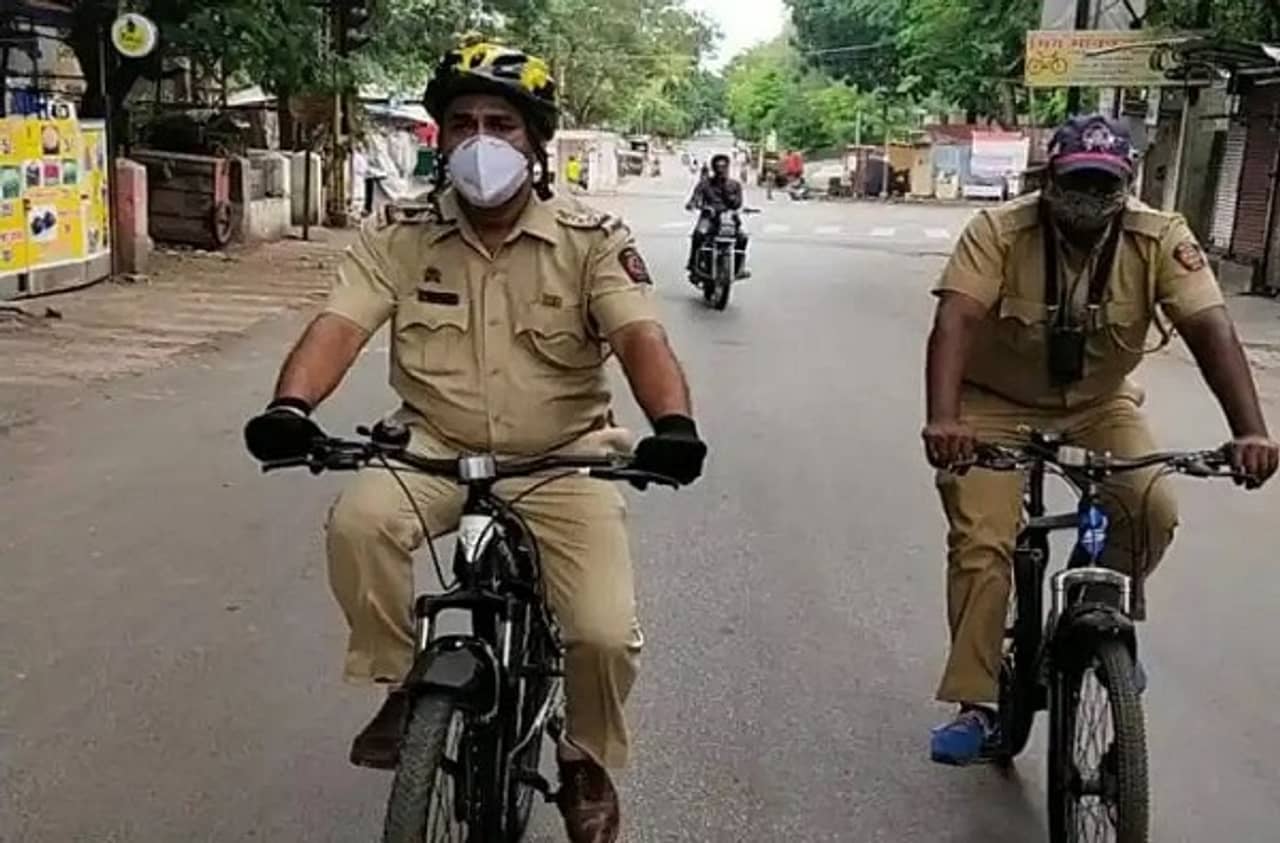 पुण्यात कंटेनमेंट झोनमध्ये जनजागृतीसाठी पोलीस सायकलवर, वरिष्ठ पोलीस निरीक्षकांचा अनोखा उपक्रम