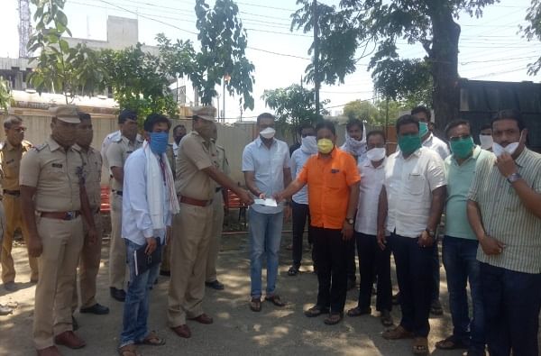 कोरोना रुग्ण 20 तास रुग्णवाहिकेच्या प्रतीक्षेत, मुख्यमंत्र्यांनी इकडेही लक्ष द्यावं, नागपूरमधील नगराध्यक्षाची मागणी कोरोना रुग्ण 20 तास रुग्णवाहिकेच्या प्रतीक्षेत, मुख्यमंत्र्यांनी इकडेही लक्ष द्यावं, नागपूरमधील नगराध्यक्षाची मागणी