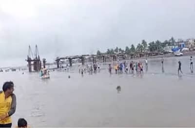 VIDEO : अर्नाळा समुद्रकिनारी क्रिकेटचा डाव, पोलिसांची गाडी पाहून क्रिकेटपटूंच्या समुद्रात उड्या