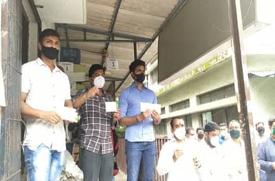 नवी मुंबईत पोस्ट ऑफिसबाहेर राष्ट्रवादी युवक काँग्रेसची घोषणाबाजी, व्यंकय्या नायडूंना जय भवानी, जय शिवाजी घोषणेचे 20 लाख पत्र