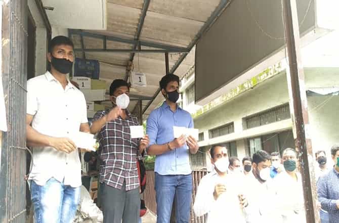 नवी मुंबईत पोस्ट ऑफिसबाहेर राष्ट्रवादी युवक काँग्रेसची घोषणाबाजी, व्यंकय्या नायडूंना जय भवानी, जय शिवाजी घोषणेचे 20 लाख पत्र