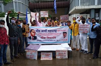 कोरोना रुग्णांना कुणी बेड देता का हो बेड? भीम आर्मीचं पुणे जिल्हाधिकारी कार्यालयाबाहेर आंदोलन