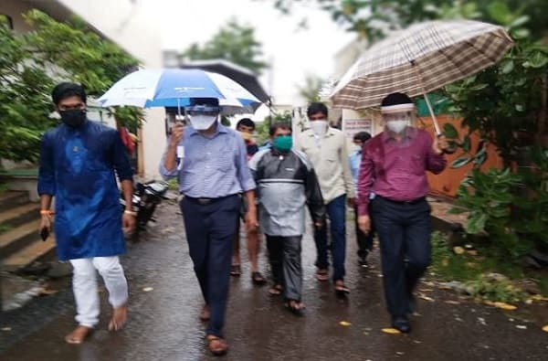 सोलापूरचं प्रशासन भर पावसात रस्त्यावर, 10 वर गेलेला मृत्यूदर 5.7 टक्क्यांवर