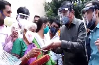 मर्दानी आजीला 1 लाख आणि साडीचोळी, गृहमंत्री अनिल देशमुख थेट दारात