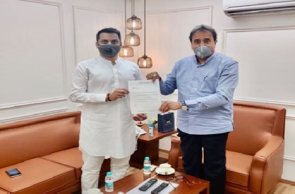 देशभावना समजून घ्या, पार्थ पवारांची थेट गृहमंत्री अनिल देशमुखांकडे मोठी मागणी देशभावना समजून घ्या, पार्थ पवारांची थेट गृहमंत्री अनिल देशमुखांकडे मोठी मागणी