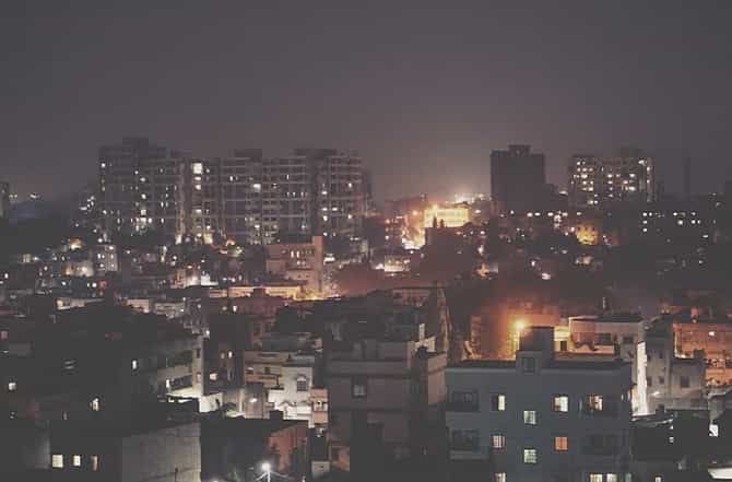 पुण्यातील सोसायटीकडून कोरोना रुग्णांच्या कुटुंबाची जबाबदारी, जेवणापासून औषधाची सोय