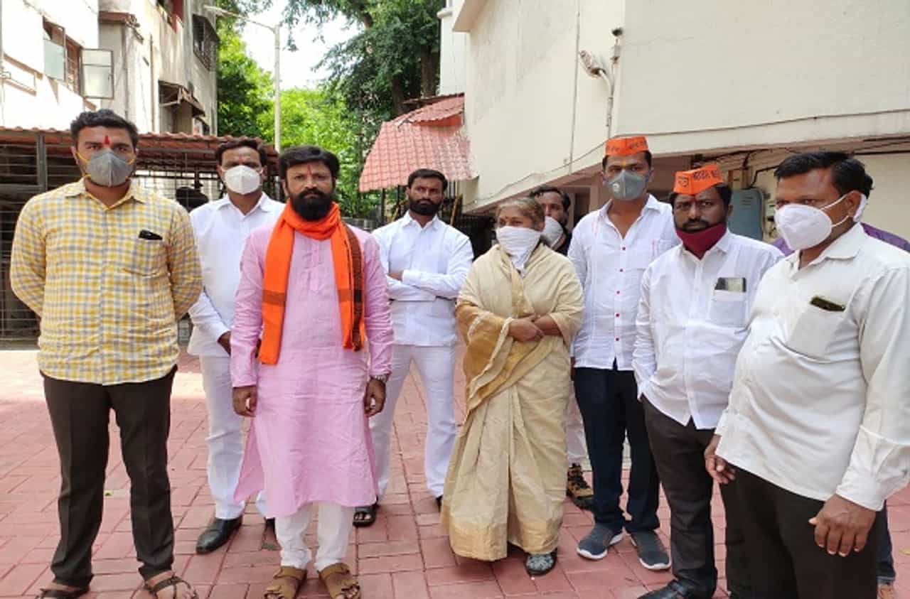 गोळ्या घातल्या तरी चालेल, पण घराबाहेर पडू देणार नाही, मराठा आंदोलकांचा मुख्यमंत्र्यांना इशारा