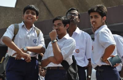 नववी ते बारावीच्या विद्यार्थ्यांना शाळेत जाण्याची मुभा मिळणार, अटी काय?