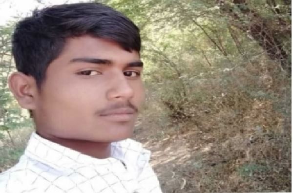 टॅब न दिल्याने आत्महत्या केलेल्या शेतकरीपुत्राला दहावीत 81 टक्के, निकाल ऐकून माऊलीने हंबरडा फोडला टॅब न दिल्याने आत्महत्या केलेल्या शेतकरीपुत्राला दहावीत 81 टक्के, निकाल ऐकून माऊलीने हंबरडा फोडला