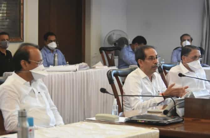 प्रत्येक वॉर्डमध्ये कोव्हिड दक्षता समिती, क्वारंटाईनसाठी हॉटेल, पुण्यासाठी मुख्यमंत्र्यांचा अॅक्शन प्लॅन