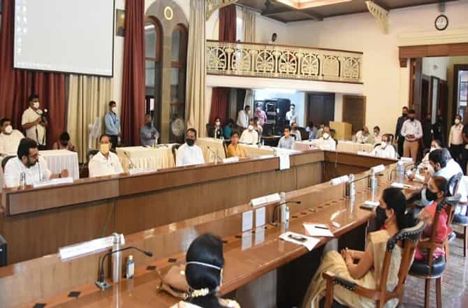 पुणे दौऱ्यात मुख्यमंत्र्यांकडून अमोल कोल्हेंची विशेष दखल, औषधांच्या काळाबाजारावर कोल्हेंकडून जालीम उपाय
