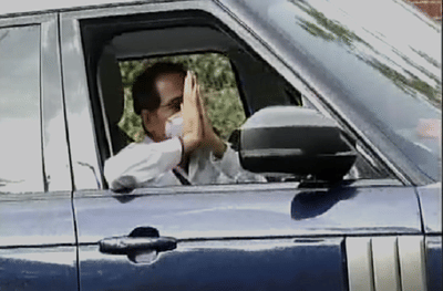 मुख्यमंत्र्यांच्या ड्रायव्हिंगचं कसब, हात सोडून नमस्कार, स्टिअरिंगवर कसलेले हात