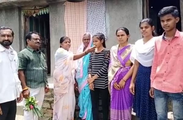 अंगणात वडिलांचे पार्थिव असतानाही धीराने संस्कृतचा पेपर दिला, शंभरपैकी शंभर गुण अंगणात वडिलांचे पार्थिव असतानाही धीराने संस्कृतचा पेपर दिला, शंभरपैकी शंभर गुण