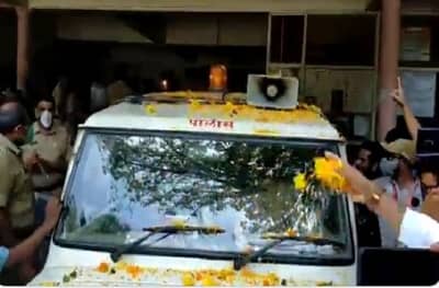 तडीपारीची नोटीस, कोर्टात नेताना मनसैनिकांचा अविनाश जाधवांवर फुलांचा वर्षाव