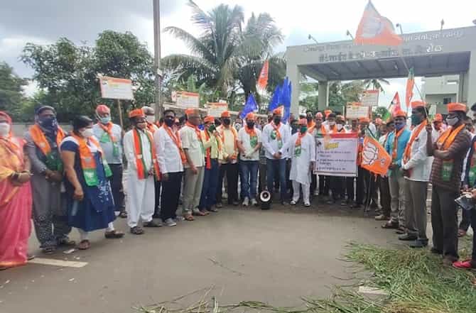 Milk Agitation LIVE: अहमदनगरमध्ये दूध दरवाढ आंदोलनात गर्दी, राम शिंदे यांच्यासह 28 जणांवर गुन्हा दाखल
