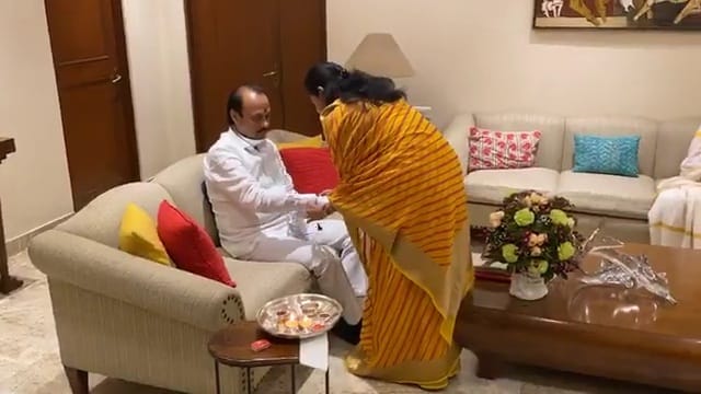 पवार कुटुंबीय दरवर्षी एकत्र जमून मोठ्या प्रमाणावर रक्षाबंधन, भाऊबीज यासारखे सण-उत्सव साजरे करतात. यंदा मात्र कोरोनामुळे त्याला कात्री लावावी लागली. 