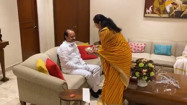 यावेळी शरद पवार, प्रतिभा पवार आणि सुळे कुटुंबीय उपस्थित होते.