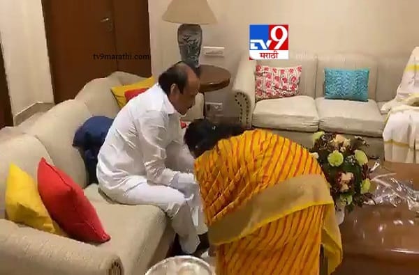 सुप्रिया सुळे यांनी दादाच्या पाया पडून शुभाशीर्वाद घेतले