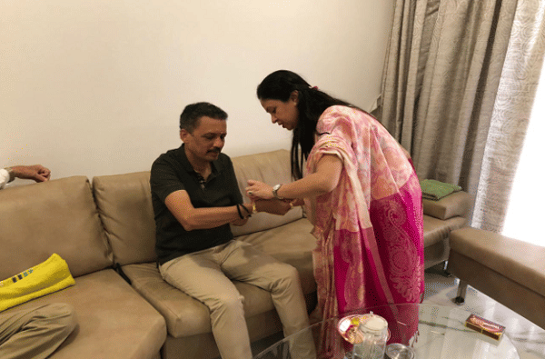 राज्यात आज (3 ऑगस्ट) सर्वत्र रक्षाबंधन उत्साहात साजरा करण्यात येत आहे. शिवसेना सचिव मिलिंद नार्वेकर यांनीही आज आपल्या बहिणीसोबत रक्षाबंधन साजरा केला.