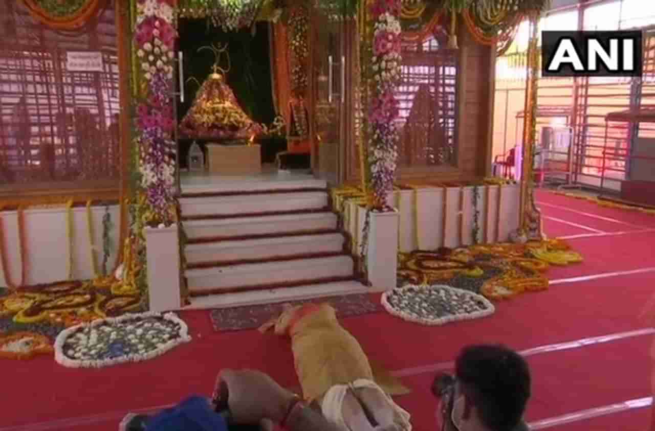 PHOTO | पंतप्रधान मोदींनी प्रभू रामाला साष्टांग दंडवत घातला तो क्षण