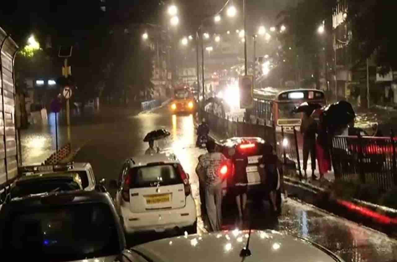 Mumbai Rain : मुंबईत कोसळधार, अनेक ठिकाणी गुडघाभर पाणी, लोकल ट्रेन अडकल्या