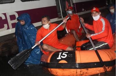 खतरों के खिलाडी, लोकल पाण्यात अडकल्या, NDRF कडून प्रवाशांची थरारक सुटका