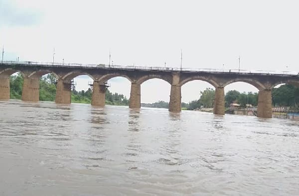 पंचगंगेने पुन्हा इशारा पातळी ओलांडली, कोल्हापुरात धाकधूक, तर सांगलीत कृष्णा नदीची पाणी पातळी 38 फुटांवर