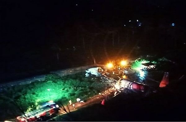 Kerala Plane Crash Photos: केरळमध्ये विमानाचा थरकाप उडवणारा अपघात, 30 फूट खाडीत कोसळून दोन तुकडे