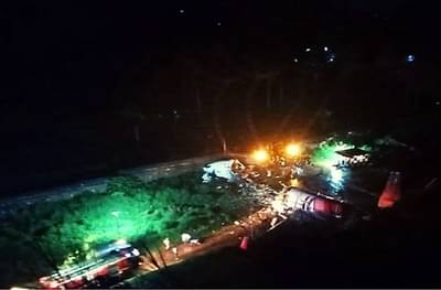 Kerala Plane Crash Photos: केरळमध्ये विमानाचा थरकाप उडवणारा अपघात, 30 फूट खाडीत कोसळून दोन तुकडे