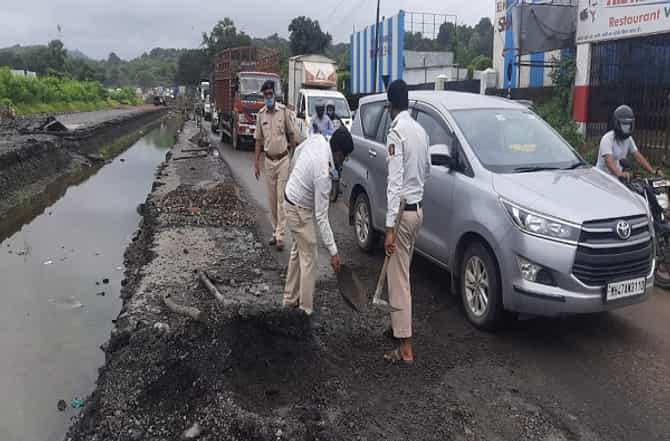 वर्दीतील योद्ध्यांच्या हाती फावडे आणि घमेलं पाटी, खड्डे भरुन वाहतूक कोंडी फोडली