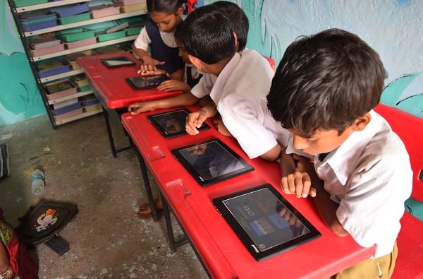 ग्रामीण मुलांसाठी होमस्कूलिंग, 70 विद्यार्थ्यांना शैक्षणिक टॅब, 'थिंकशार्प फाऊंडेशन'चा स्तुत्य उपक्रम