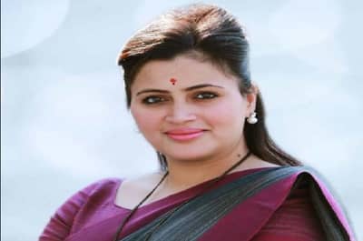 नि. नौदल अधिकारी मारहाण : मुख्यमंत्र्यांनी एकही शब्द न बोलणं म्हणजे या हल्ल्याचे समर्थन : नवनीत राणा