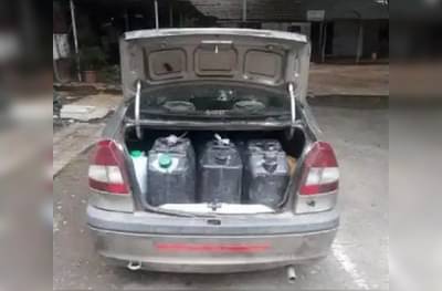 पुण्यात फोर्ड आयकॉन कारमध्ये 13 हत्ती कॅन देशी दारु, 440 लिटर दारुसह गाडी जप्त