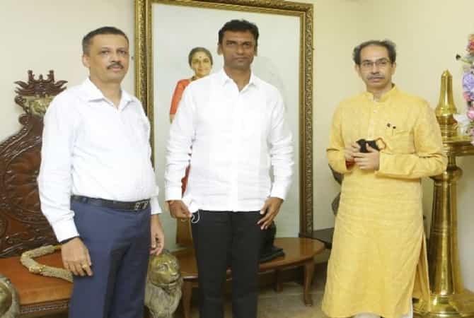 आधी अपक्ष आमदाराला विशेष विमानाने मुंबईत आणलं, आता थेट शिवसेनेत प्रवेश, मिलिंद नार्वेकरांनी करुन दाखवलं