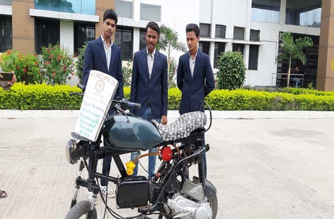 पेट्रोल आणि एलपीजी गॅसवर चालणारी अनोखी दुचाकी, मालेगावच्या अभियांत्रिकी विद्यार्थ्यांचा अनोखा प्रयोग