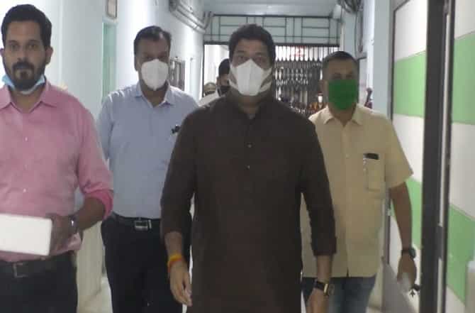 डॉक्टर म्हणाले इंजेक्शन घेऊन या, पण रुग्णालयात जागाच नाही, मनसे आमदाराकडून तेच इंजेक्शन आयुक्तांना भेट