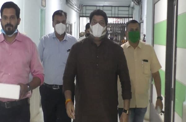 डॉक्टर म्हणाले इंजेक्शन घेऊन या, पण रुग्णालयात जागाच नाही, मनसे आमदाराकडून तेच इंजेक्शन आयुक्तांना भेट