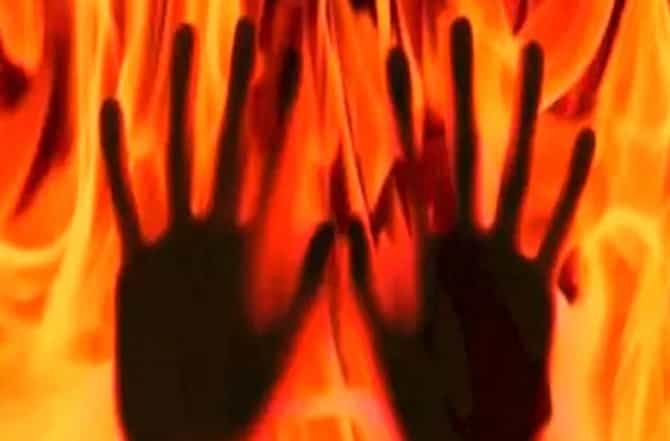 सख्खा भाऊच ठरला वैरी, लहान भावाने मोठ्या भावाला पेट्रोल टाकून पेटवलं