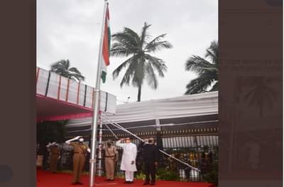 कोव्हिड योद्ध्यांच्या उपस्थितीत मुख्यमंत्र्यांच्या हस्ते ध्वजारोहण, उद्धव ठाकरेंचा जय जवान, जय किसान, जय कामगारचा नारा