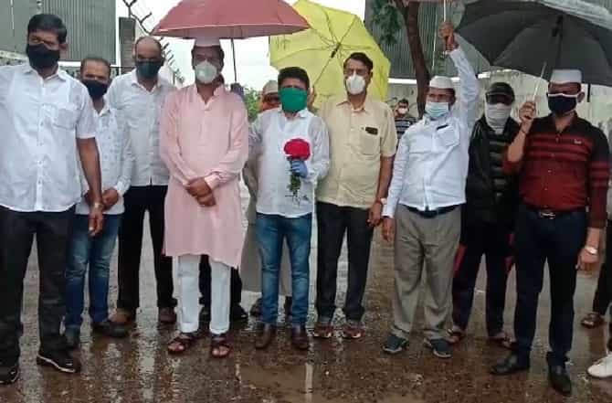 कचरा डेपोपासून स्वातंत्र्य कधी? गुलाब देत स्वातंत्र्यदिनी फुरसुंगीच्या ग्रामस्थांची गांधीगिरी