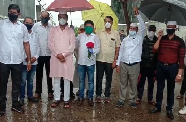 कचरा डेपोपासून स्वातंत्र्य कधी? गुलाब देत स्वातंत्र्यदिनी फुरसुंगीच्या ग्रामस्थांची गांधीगिरी