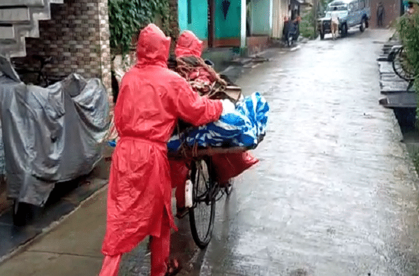 कोरोनाच्या भीतीने गावकऱ्यांचा नकार, मुलांनी वडिलांचा मृतदेह सायकलवरुन स्मशानात नेला