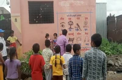 ऑनलाईन शिक्षणाचा मार्ग खडतर, सोलापुरातील शिक्षकांचा भिंतींवरील शिक्षणाचा नवा प्रयोग